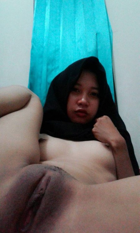 Foto Jilbab Ningkang Pamer Memek Hitam